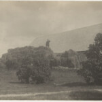 Heinaküün kalmistu servas (HMK). Asus umbes tänase Kristliku Nelipühi Koguduse kiriku kohal.