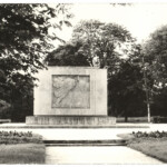 Lõuna-Keilas 1918. aastal toimunud lahingu kommunistlik monument (Ajapaik). Asus tänase värvilise purskkaevu kohal.